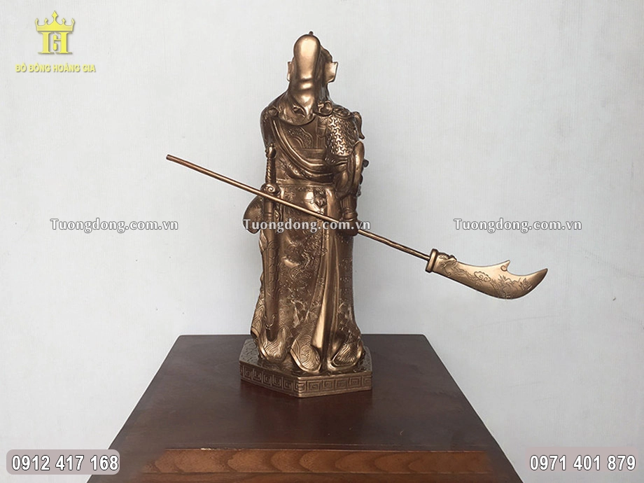 Hình ảnh phía sau của bức tượng đồng